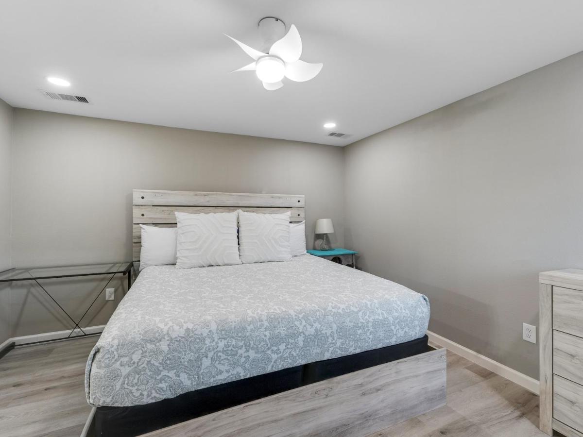 Escapes - Walk To And Restaurants Holiday home Galveston