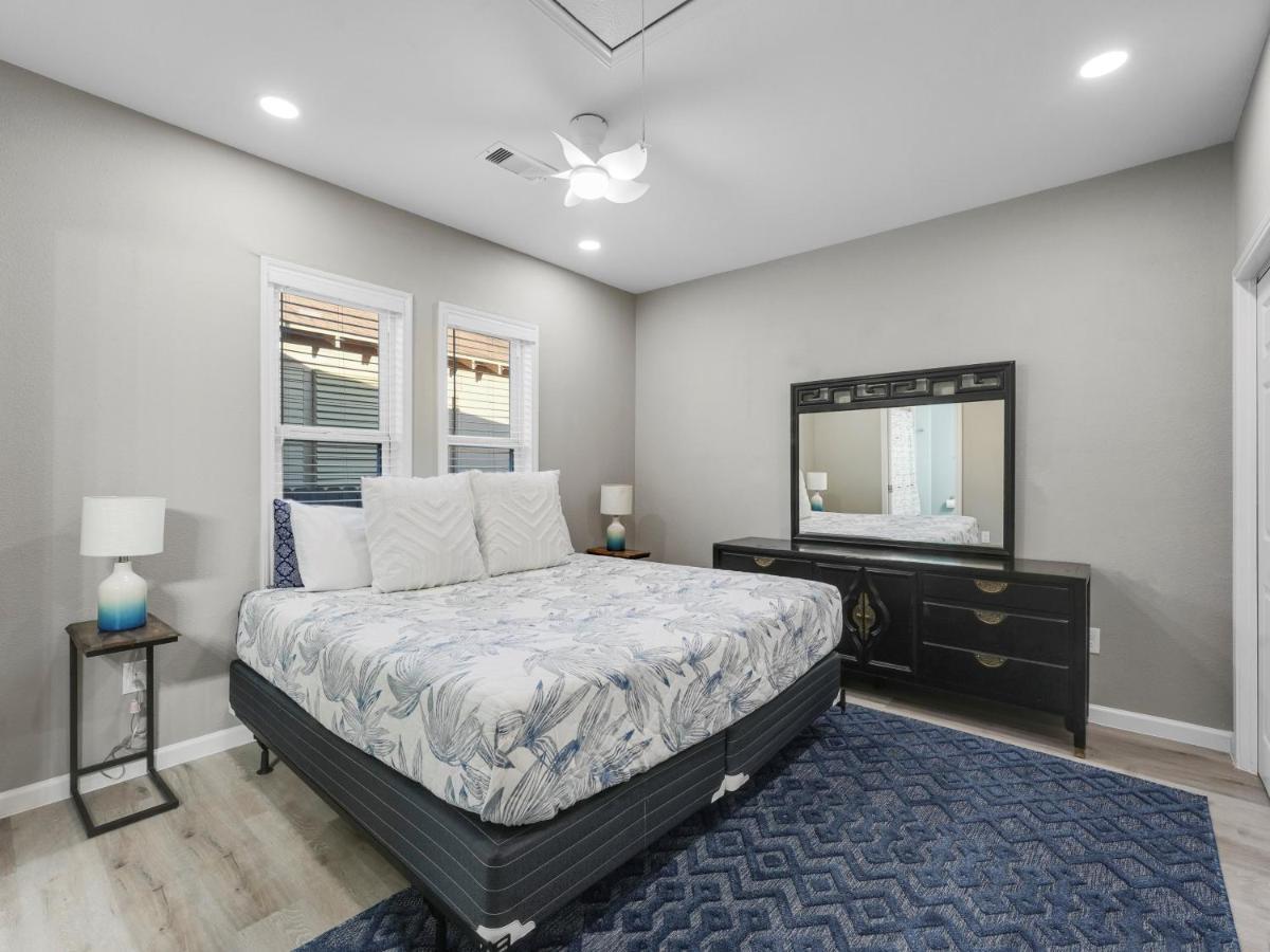 Escapes - Walk To And Restaurants Holiday home Galveston